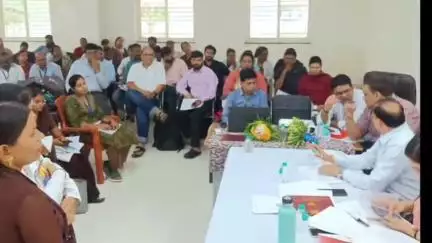 बनखेड़ी: सामुदायिक स्वास्थ्य केंद्र बनखेड़ी में समीक्षा बैठक सम्पन्न, राष्ट्रीय स्वास्थ्य कार्यक्रमों की प्रगति पर हुई चर्चा