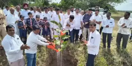 उत्तर सोलापूर: विंचूर येथील शंकर नगरात आमदार सुभाष देशमुख यांच्या उपस्थितीत १००१ वृक्षांचे रोपण...