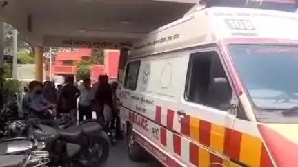 गोला: मदरिया में चार पहिया वाहन ने साइकिल सवार को ठोकर मारी, मस्तिष्क में चोट लगने से घायल, परिजनों ने कराया केस दर्ज