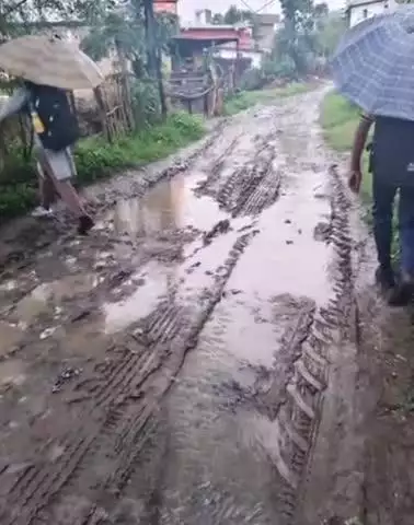 कालापीपल: बदलपुर गांव के छापरी मोहल्ला मार्ग पर कीचड़, सोशल मीडिया पर फोटो वायरल होने पर कांग्रेस ने साधा निशाना