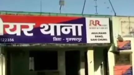 बंदरा: बलहिया गांव में पुलिस ने छापेमारी कर विदेशी शराब व बीयर की बरामदगी की, एक कारोबारी गिरफ्तार