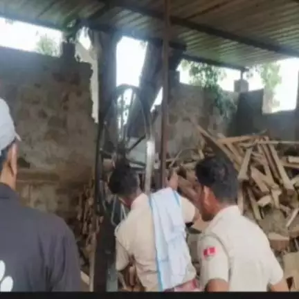 राजगढ़: राजगढ़ थाना क्षेत्र में वन विभाग ने अवैध आरा मशीनों के खिलाफ कार्रवाई करते हुए 5 मशीनों के खिलाफ मामला दर्ज किया