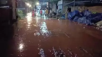 हाजीपुर: हाजीपुर के जढूआ बाजार से कर्बला मैदान जाने वाली सड़क पर जल जमाव लोगों को पैदल आने-जाने में हो रही परेशानी #Jansamasya