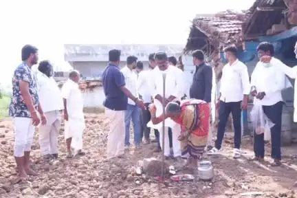 నర్సాపూర్: నర్సాపూర్ మండలంలో ఇందిరమ్మ ఇళ్ల భూమి పూజ కార్యక్రమంలో పాల్గొన్న కాంగ్రెస్ నేతలు
