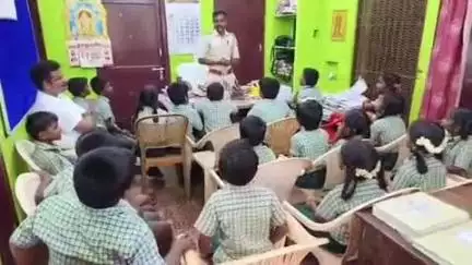 ஆலங்குளம்: அரசு துவக்கப்பள்ளி மாணவ, மாணவிகளை காவல் நிலையம் அழைத்து வந்து காவல்துறையினர் பணி குறித்து விளக்கம்