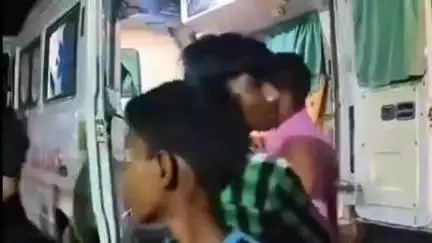 निचलौल: घोड़हवा चौराहे के पास अज्ञात वाहन ने बाइक को मारी टक्कर, युवक गंभीर रूप से घायल