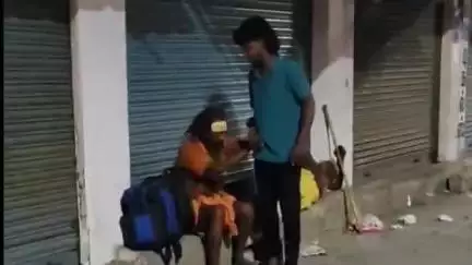 திருப்பத்தூர்: திருப்பத்தூர் பேருந்து நிலையம் அருகே கடையின் முன்பு  இருந்த சாமியாரிடம் ரகளையில் ஈடுபட்ட வாலிபரின் வீடியோ வெளியாகி பரபரப்பு