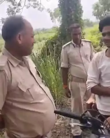गोपालगंज: उत्पाद विभाग ने एकड़ेंगा रोड पर वाहन जांच में बाइक सवार दो शराब तस्करों को शराब के साथ किया गिरफ्तार