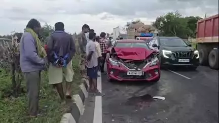 ಚಿಕ್ಕಬಳ್ಳಾಪುರ: ಮೂರು ಕಾರುಗಳು ಢಿಕ್ಕಿ-ಸರಣಿ ಅಪಘಾತ ಸಂಚಾರಿ ಪೊಲೀಸ್ ಠಾಣೆ ಮುಂದೆ ಘಟನೆ