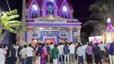திருத்துறைப்பூண்டி: மடப்புரம் புனித அந்தோனியார் ஆலயத்தில் வண்ண மின்விளக்குகளால் அலங்கரிக்கப்பட்ட திருத்தேர் ஊர்வலம்