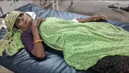 बांसवाड़ा: आंबापुरा कस्बे के पास गांव में वृद्धा का चलती बाइक में पैर आने से लगी चोट, एमजी अस्पताल में उपचार जारी