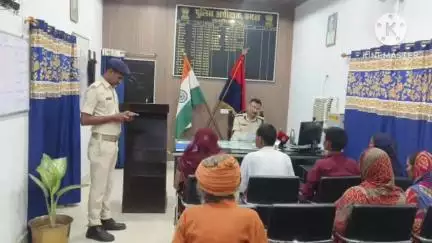बगहा: बगहा में एसपी जन सुनवाई के दौरान लोगों की समस्याओं से रूबरू हुए
