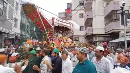 જૂનાગઢ: શહેરમાં સેજ ના ઓટા ખાતે મોહરમ તહેવાર નિમિત્તે ચાંદીની સેજ પડમાં આવતા હિન્દુ મુસ્લિમ સમાજના લોકો ઉમટી પડ્યા દર્શનાર્થે