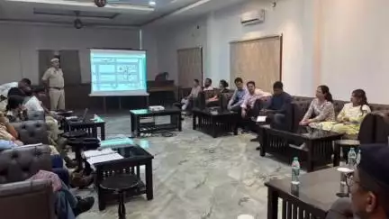 পূব ডিব্ৰুগড়: আগন্তুক ইছলাম ধৰ্মাৱলম্বীৰ মহৰমৰ সন্দৰ্ভত আৰক্ষীৰ শীৰ্ষ বিষয়াৰ সৈতে সদৰত আৰক্ষীৰ মহাপৰিদৰ্শক অখিলেশ কুমাৰ সিঙৰ বৈঠক
