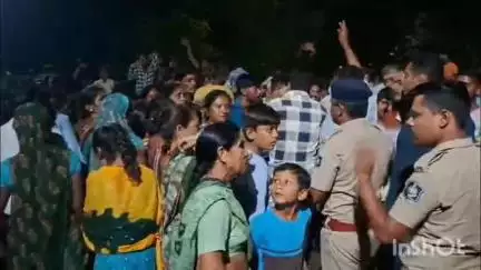 આંકલાવ: આકલાવના કોલોની વિસ્તારમાં છેલ્લા ઘણા દિવસથી લાઈટો ન હોવાને કારણે સ્થાનિકોએ હોબાળો મચાવ્યો