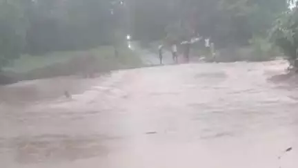 बहोरीबंद: भारी बारिश के चलते सिहुंडी-सलैया मार्ग बंद; नदी का बढ़ा जलस्तर, कई गांवों का संपर्क टूटा