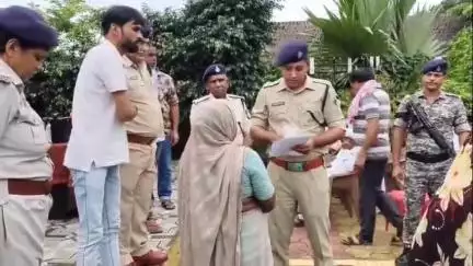 हरदा: ग्राम कुकरावद में एसपी ने बताया साइबर फ्रॉड का नया तरीका, AI से फोटो बदलकर लोगों को ब्लैकमेल किया जा रहा