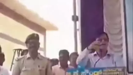 ಕುಕನೂರ: 'ರಸ್ತೆ ಕೇಳಿದ ಗ್ರಾಮಸ್ಥರಿಗೆ ಗ್ಯಾರಂಟಿ ಯೋಜನೆ ಬೇಡ ಎಂದು ಬರೆದುಕೊಡಿ' ರ‍್ಯಾವಣಕಿಯಲ್ಲಿ ಶಾಸಕ ಬಸವರಾಜ ರಾಯರಡ್ಡಿ ವ್ಯಂಗ್ಯ
