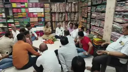 अंबड: अंबड ठाणेदार संतोष घोडके यांनी घेतली व्यापारी बांधवांची बैठक