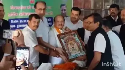 गोपालगंज: कोर्ट परिसर में जदयू अधिवक्ता सेल के प्रदेश अध्यक्ष पहुंचे, पार्टी कार्यकर्ताओं ने किया भव्य स्वागत