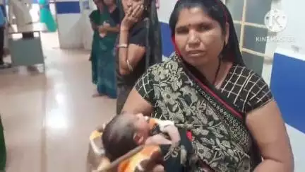 आगर: जिला अस्पताल आगर में स्टाफ की लापरवाही से बदले दो नवजात, हंगामे के बाद बच्चे अपनी असली मां तक पहुंचे