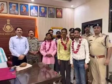 टीकमगढ़: मंदिर चोरी का खुलासा होने पर मंदिर कमेटी ने पुलिस अधीक्षक कार्यालय में एसपी सहित पुलिस टीम को किया सम्मानित