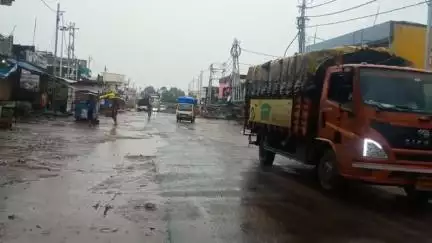 बनखेड़ी: लगातार बारिश से नदी-नालों में बहाव, किसानों को राहत, धान की रोपाई से गांवों में रोजगार