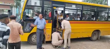 उरई: उरई में परिवहन विभाग के अधिकारियों ने स्कूलों के वाहनों के कागजात खंगाले, नहीं मिलने पर 19 चालान और 4 कार्रवाई की