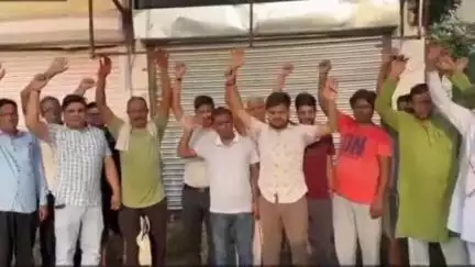 अटेली: अटेली में रेलवे अंडरपास के पास शराब ठेका खुलने पर लोगों ने जताया विरोध