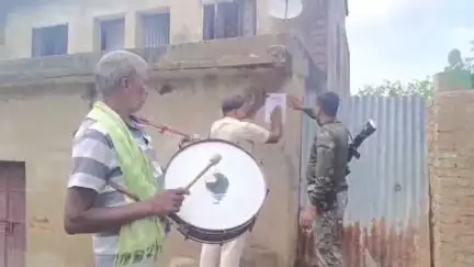 धरहरा: फरार आरोपी मंटू यादव के घर पर ढोल-नगाड़ों के साथ चिपकाया गया इश्तहार