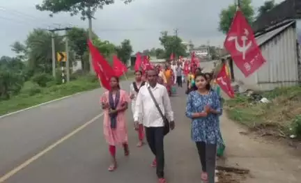 মানবাজার ২: শুশুনিয়ার রাস্তায় আবার উড়লো লাল ঝাণ্ডা!
ভোটের আগে মিছিল ও পথসভা CPIM এর