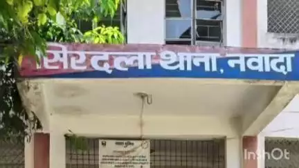 सिरदला: जमुगाय से निकले शराब कारोबारी को बरियाटांड़ में स्कूटी सहित अंग्रेजी व देशी शराब के साथ गिरफ्तार किया गया, भेजा न्यायालय