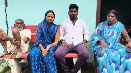 लेस्लीगंज: सहायक शिक्षक अमरेंद्र पांडे पर जान-माल की धमकी का आरोप, सांगबार पंचायत की मुखिया गीता देवी ने बताई आपबीती