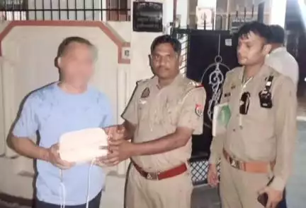 उरई: उरई पुलिस ने खोए जेवरात और रुपये बरामद कर व्यक्ति को दिए, व्यक्ति ने पुलिस की प्रशंसा की