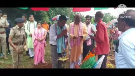 ଫୁଲବାଣୀ ସହର: ଭୁକ୍ତାକୁନାଲି ଗ୍ରାମ ଠାରେ 76ତମ ବନମହୋତ୍ସବ ସପ୍ତାହ ପାଳନ ଅବସରରେ, ବୃକ୍ଷ ରପଣ କାଯ୍ୟକ୍ରମ ଅନୁଷ୍ଠିତ ହଇଯାଇଛି,