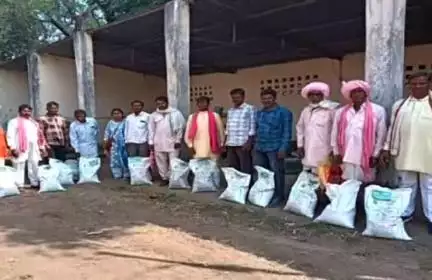 इचाक: किसान मित्रों के बीच खरीफ फसल बीज का वितरण