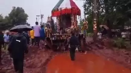 କେନ୍ଦୁଝର ସହର: ବଡକାଳୀମାଟି ଗ୍ରାମରେ ଅଘଟଣ, ବାହୁଡ଼ାଯାତ୍ରା ବେଳେ ଚକ ଭାଙ୍ଗି ଅଟକିଲା ରଥ