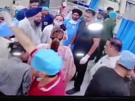 ਮੋਗਾ: ਡੀਆਈ ਜੀ ਫਰੀਦਕੋਟ ਰੇਂਜ ਅਸ਼ਵਨੀ ਕਪੂਰ ਪੁੱਜੇ ਮੋਗਾ ਮੀਡੀਆ ਨੂੰ ਕੀਤਾ ਸੰਬੋਧਨ ਕਿਹਾ ਵਾਰਦਾਤ ਨੂੰ ਅੰਜਾਮ ਦੇਣ ਵਾਲੇ ਮੁਲਜਮ ਹੋਣਗੇ ਜਲਦ ਗਿਰਫਤਾਰ