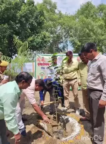 एटा: सर्वोदय इंटर कॉलेज में विधायक सदर ने मां के नाम अभियान के तहत लगाया जामुन का पेड़, अन्य अधिकारी भी रहे मौजूद