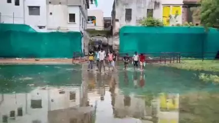 ब्यावरा: स्कूल परिसर के मेन रास्ते में भरा बारिश का पानी, स्कूली बच्चें हो रहे परेशान#Jansamasya