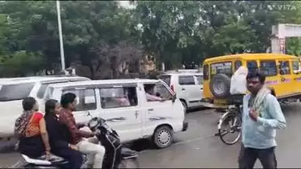 निवाड़ी: निवाड़ी जिले में ट्रैफिक व्यवस्था बेहाल, लोगों की लापरवाही से आवागमन में हो रही है असुविधा
