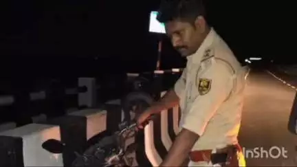 गोपालगंज: कैथवलिया मोहल्ले से लापता एमआर की बाइक मंगलपुर पुल से बरामद, परिजनों ने अपहरण की आशंका जताई