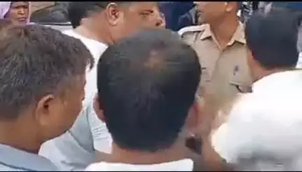 ऋषिकेश: पुरानी चुंगी पर बीच सड़क में भिड़े दो जनप्रतिनिधि, मेयर और कांग्रेस नेता के बीच हुआ हंगामा, बुलानी पड़ी पुलिस