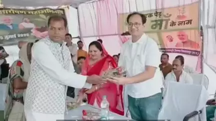 मस्तुरी: मोर गांव में मोर पानी अभियान के तहत भू जल संरक्षण की अभिनव पहल, वेद परसदा में मां के नाम पर लगाए गए पेड़