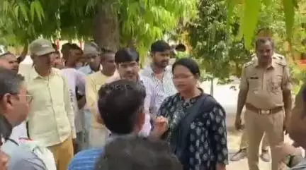 महोली: बसेती गांव की खराब सड़क को लेकर ग्रामीणों ने एलिया ब्लॉक का घेराव कर जमकर किया प्रदर्शन