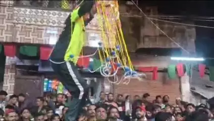 बांसवाड़ा: शहर की पृथ्वीगंज मस्जिद से मोहर्रम को सलामी देने के बाद ढोल नगाड़ों और अखाड़ों के साथ जुल्फिकार का जुलूस निकला