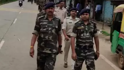चान्हो: चान्हो थाना क्षेत्र में मोहर्रम को लेकर पुलिस उपाधीक्षक के नेतृत्व में पुलिस ने किया फ्लैग मार्च