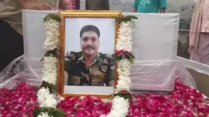 ज़मानिया: स्कूटी हादसे में शहीद बीएसएफ हेड कांस्टेबल राधाकृष्ण राय का पार्थिव शरीर रेवतीपुर गांव पहुंचा, गांव में शोक का माहौल