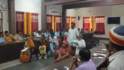 जालौन: तहसील सभागार में डीएम और एसपी ने सुनीं शिकायतें, हुआ निस्तारण