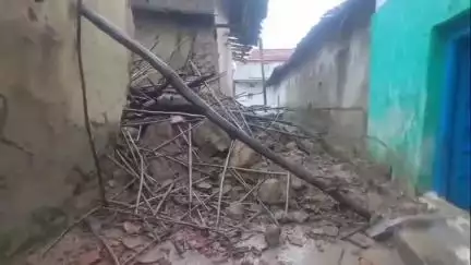 पन्ना: तेज हवा और बारिश से हाकम पटेल का घर गिरा, झगरा ग्राम का मामला